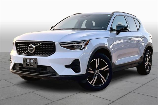 2024 Volvo XC40 B5 Core Dark Theme