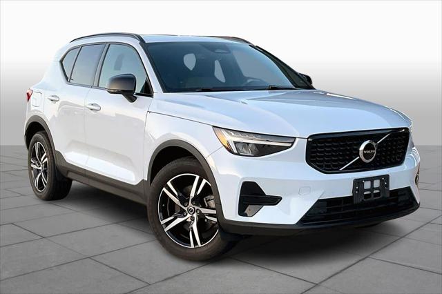 2024 Volvo XC40 B5 Core Dark Theme