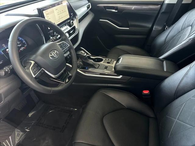 2023 Toyota Highlander Hybrid Platinum