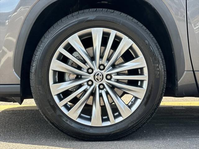 2023 Toyota Highlander Hybrid Platinum
