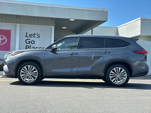 2023 Toyota Highlander Hybrid Platinum