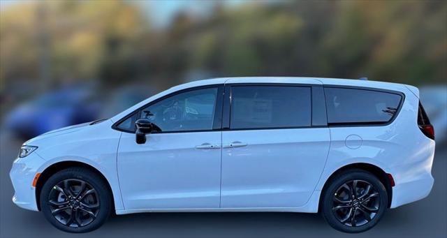 2026 Chrysler Pacifica Select AWD