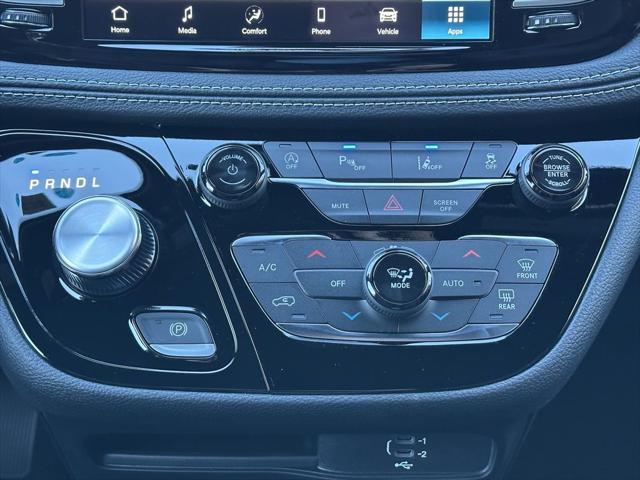 2026 Chrysler Pacifica Select AWD