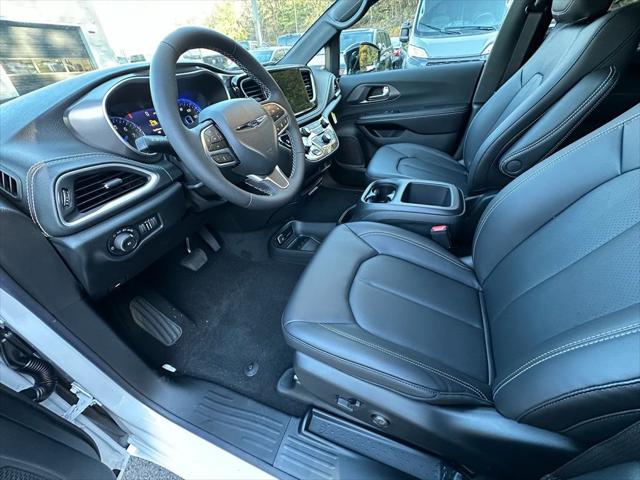 2026 Chrysler Pacifica Select AWD
