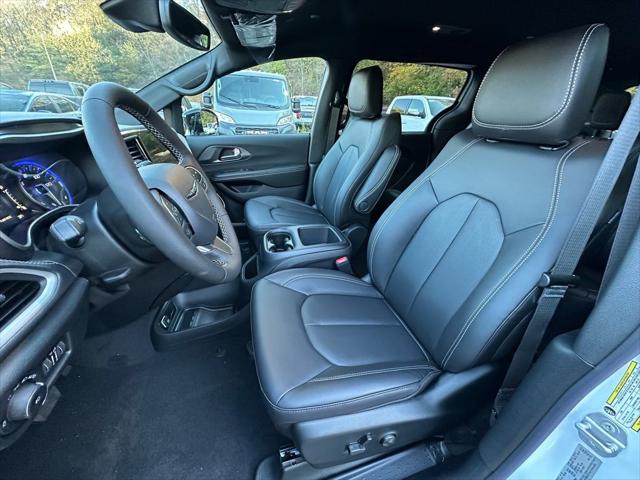 2026 Chrysler Pacifica Select AWD