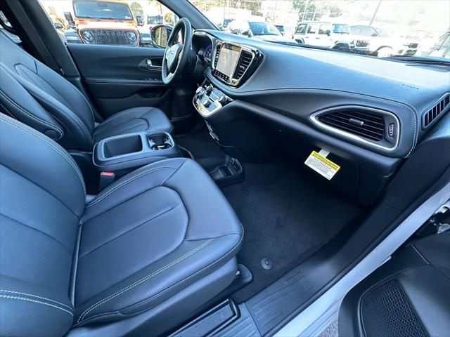 2026 Chrysler Pacifica Select AWD