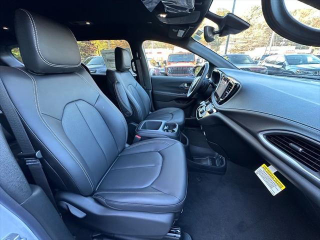 2026 Chrysler Pacifica Select AWD