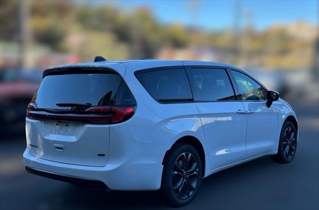 2026 Chrysler Pacifica Select AWD