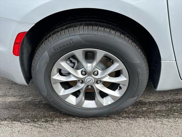 2026 Chrysler Pacifica Select AWD