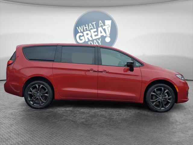 2026 Chrysler Pacifica Select AWD