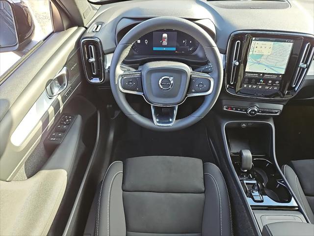 2026 Volvo XC40 Black Edition Ultra, B5 AWD Gas (mild hybrid)