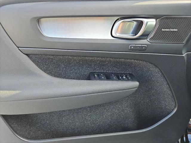 2026 Volvo XC40 Black Edition Ultra, B5 AWD Gas (mild hybrid)