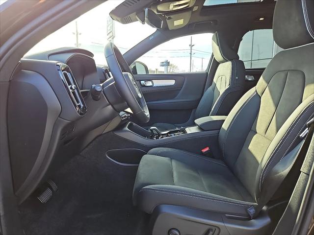 2026 Volvo XC40 Black Edition Ultra, B5 AWD Gas (mild hybrid)