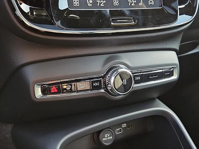 2026 Volvo XC40 Black Edition Ultra, B5 AWD Gas (mild hybrid)