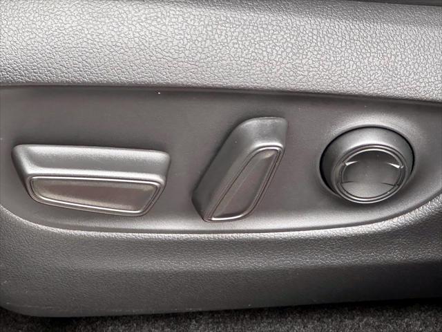 2023 Toyota Venza XLE [12]