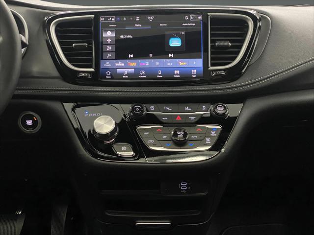 2026 Chrysler Pacifica Select AWD