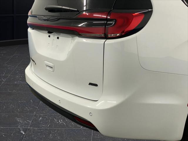 2026 Chrysler Pacifica Select AWD