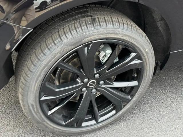 2026 Volvo XC60 Plug-In Hybrid Black Edition Ultra, T8 AWD Electric/Gasoline, Dark