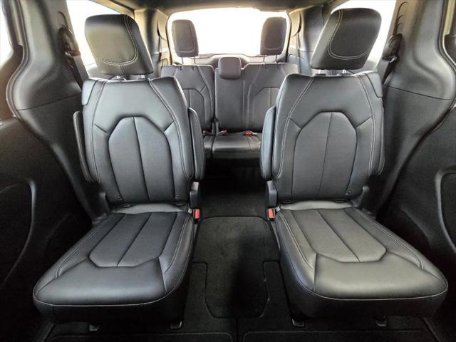 2026 Chrysler Pacifica Select AWD