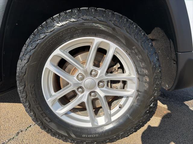 2022 Jeep Grand Cherokee L Laredo 4x4