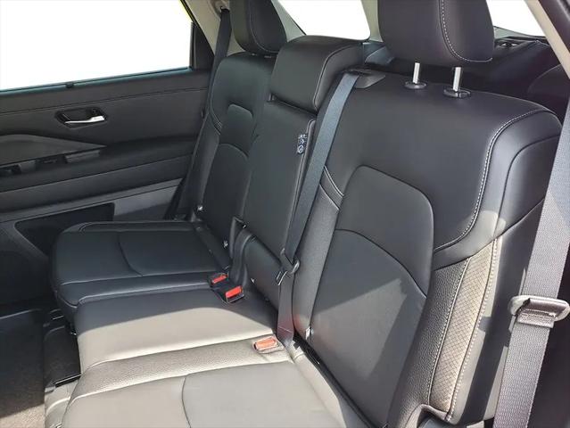 2025 Nissan Pathfinder SL 4WD