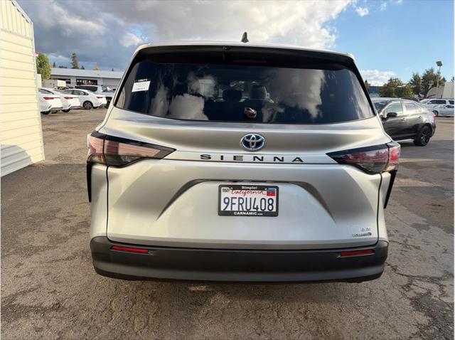 2023 Toyota Sienna LE