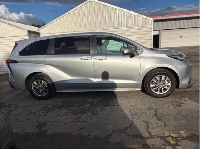 2023 Toyota Sienna LE