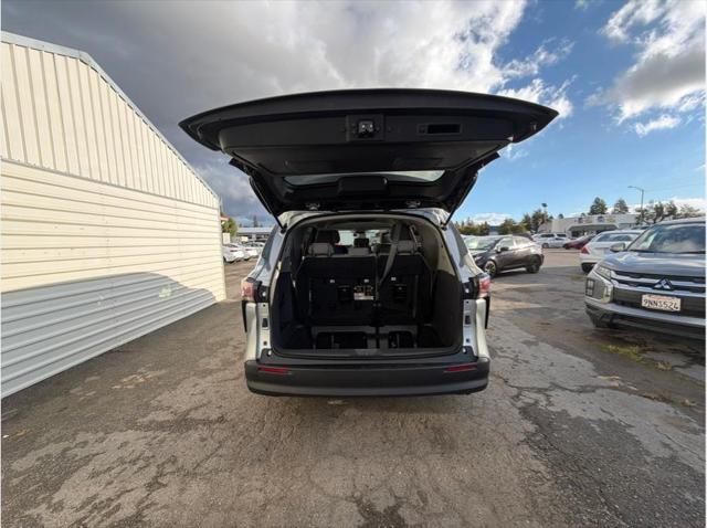 2023 Toyota Sienna LE