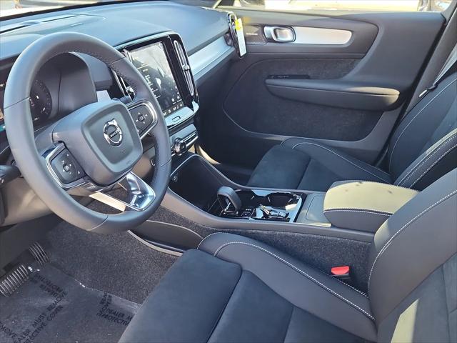 2026 Volvo XC40 Black Edition Ultra, B5 AWD Gas (mild hybrid)