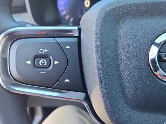 2026 Volvo XC40 Black Edition Ultra, B5 AWD Gas (mild hybrid)