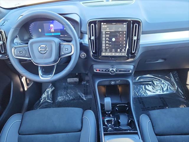 2026 Volvo XC40 Black Edition Ultra, B5 AWD Gas (mild hybrid)
