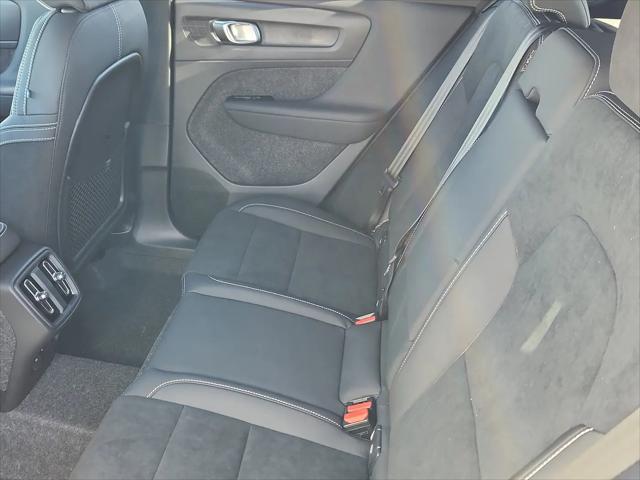 2026 Volvo XC40 Black Edition Ultra, B5 AWD Gas (mild hybrid)