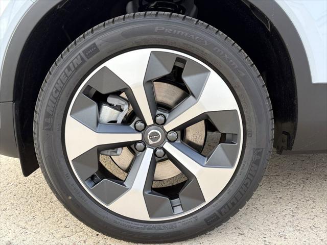 2026 Volvo XC40 Plus, B5 AWD Gas (mild hybrid), Dark