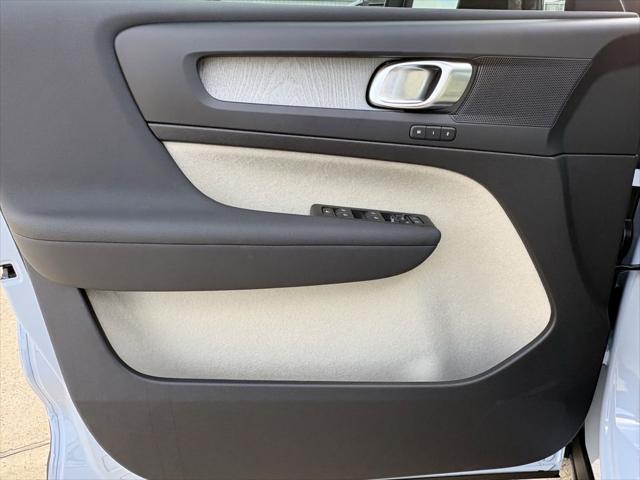2026 Volvo XC40 Plus, B5 AWD Gas (mild hybrid), Dark