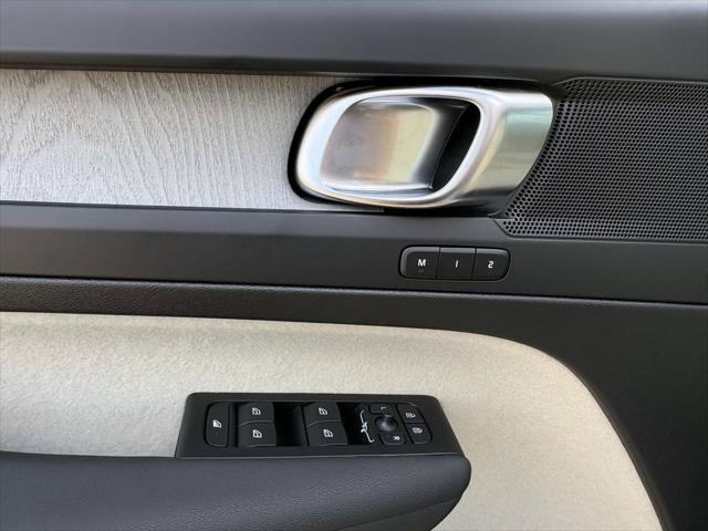 2026 Volvo XC40 Plus, B5 AWD Gas (mild hybrid), Dark