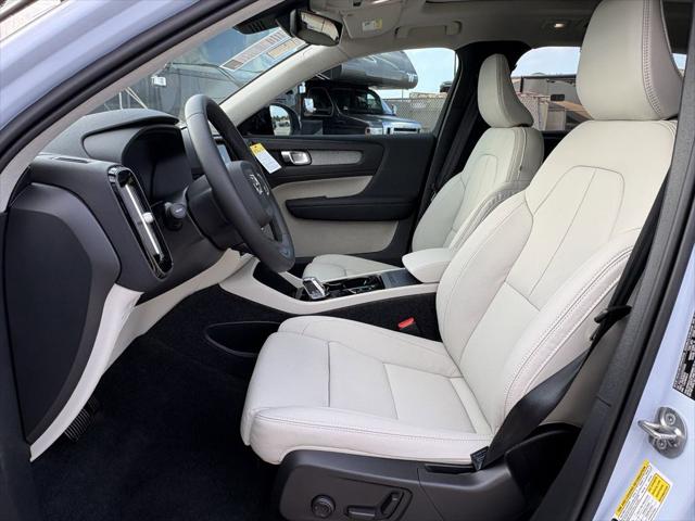 2026 Volvo XC40 Plus, B5 AWD Gas (mild hybrid), Dark
