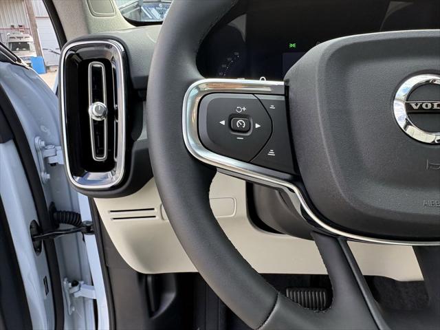 2026 Volvo XC40 Plus, B5 AWD Gas (mild hybrid), Dark