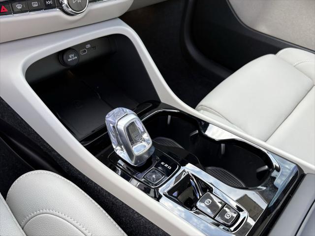 2026 Volvo XC40 Plus, B5 AWD Gas (mild hybrid), Dark