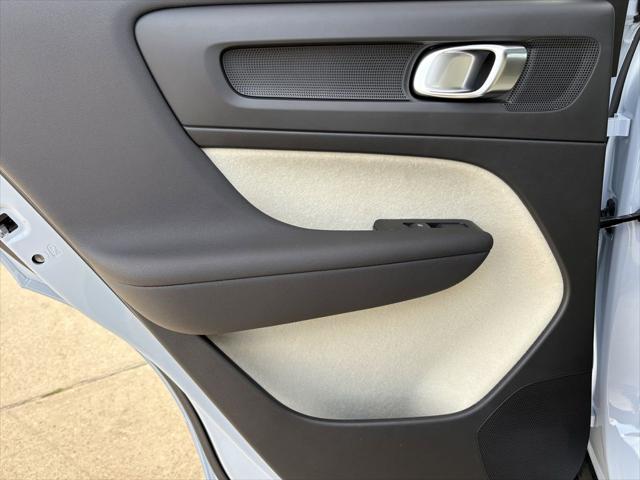 2026 Volvo XC40 Plus, B5 AWD Gas (mild hybrid), Dark