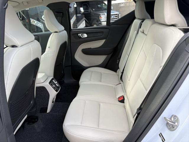 2026 Volvo XC40 Plus, B5 AWD Gas (mild hybrid), Dark