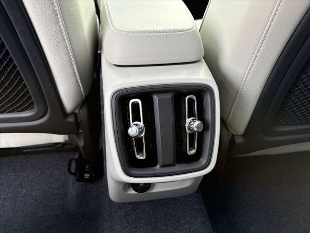 2026 Volvo XC40 Plus, B5 AWD Gas (mild hybrid), Dark