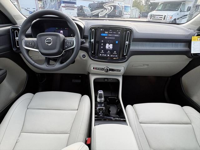 2026 Volvo XC40 Plus, B5 AWD Gas (mild hybrid), Dark