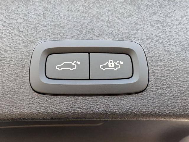 2026 Volvo XC40 Plus, B5 AWD Gas (mild hybrid), Dark