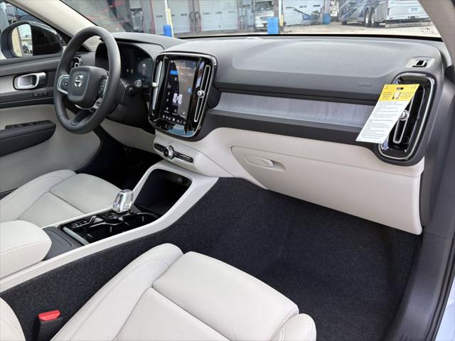 2026 Volvo XC40 Plus, B5 AWD Gas (mild hybrid), Dark