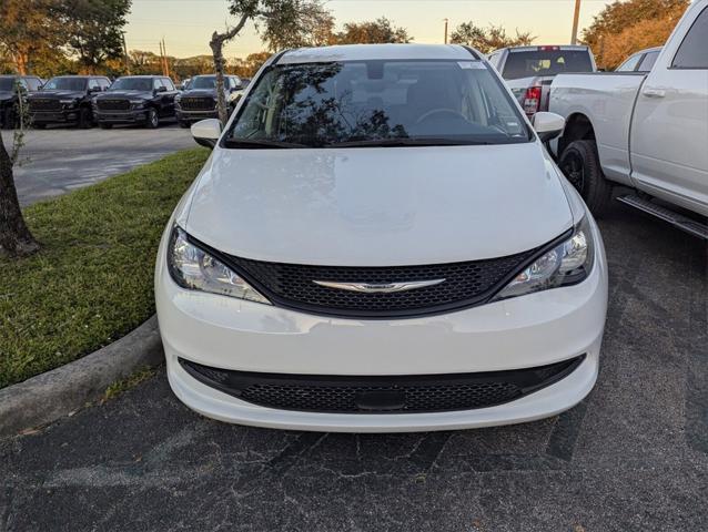 2022 Chrysler Voyager LX 2022 Chrysler Voyager LX