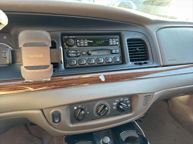 2001 Ford Crown Victoria Base 2001 Ford Crown Victoria Base