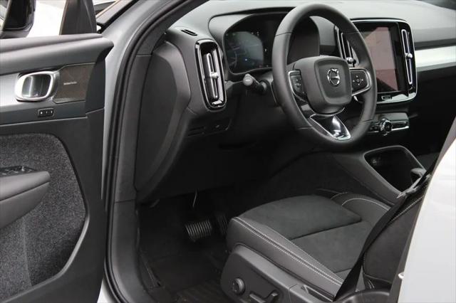 2026 Volvo XC40 Black Edition Ultra, B5 AWD Gas (mild hybrid)