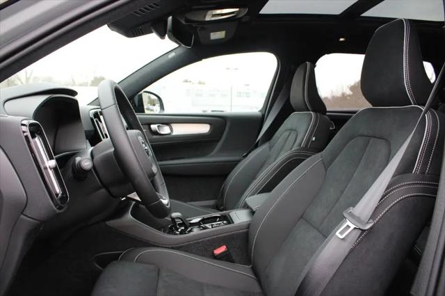 2026 Volvo XC40 Black Edition Ultra, B5 AWD Gas (mild hybrid)
