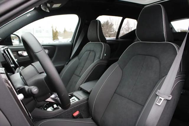 2026 Volvo XC40 Black Edition Ultra, B5 AWD Gas (mild hybrid)