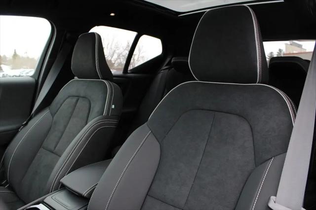 2026 Volvo XC40 Black Edition Ultra, B5 AWD Gas (mild hybrid)
